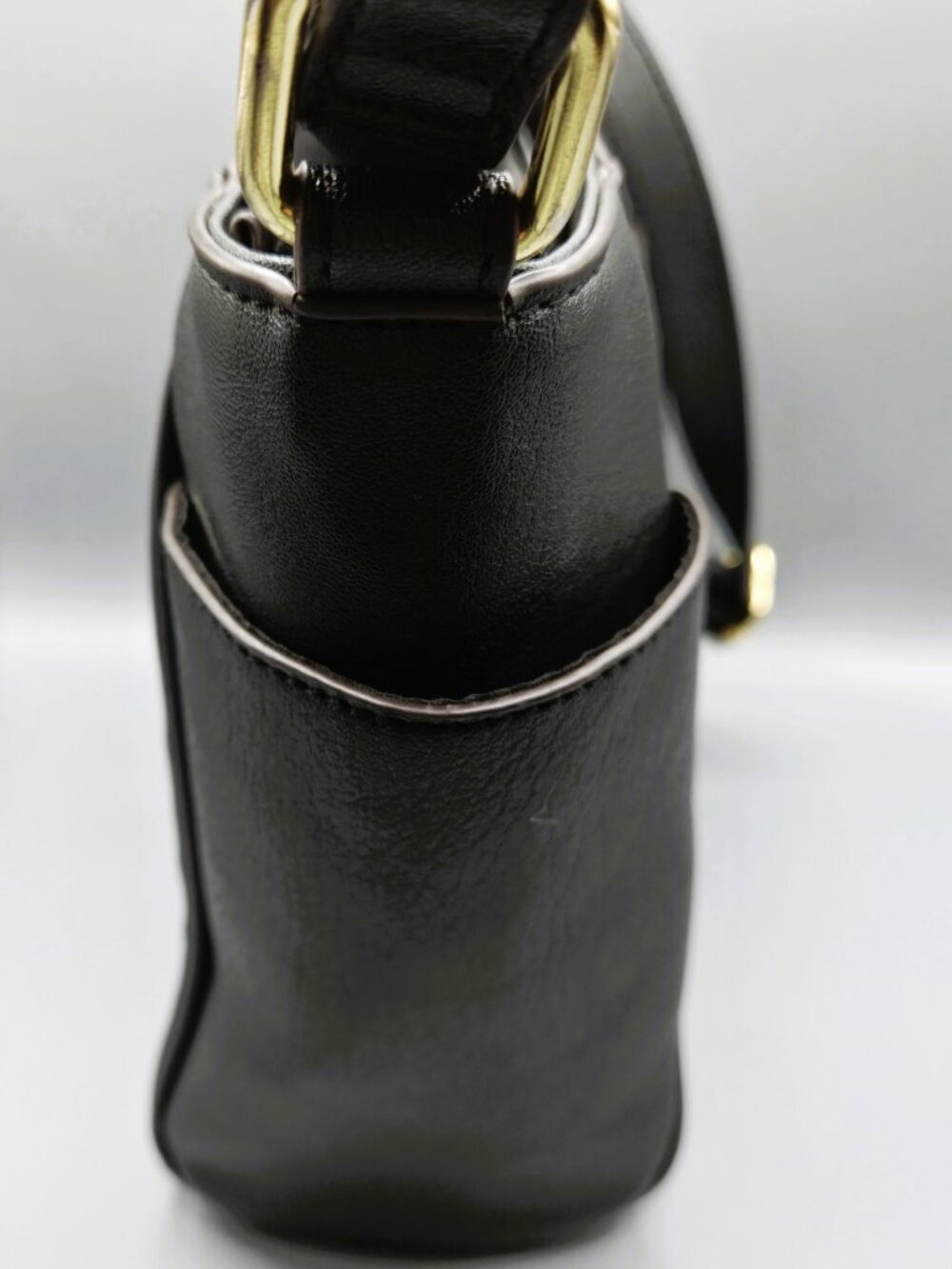 Liz Claiborne Crossbody Bag Black Gold Hardware Clasic Minimalist Everyday Purse - Picture 4 of 7